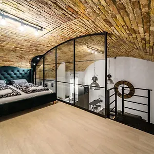 Spacious Loft In The Heart Of Downtown דירה